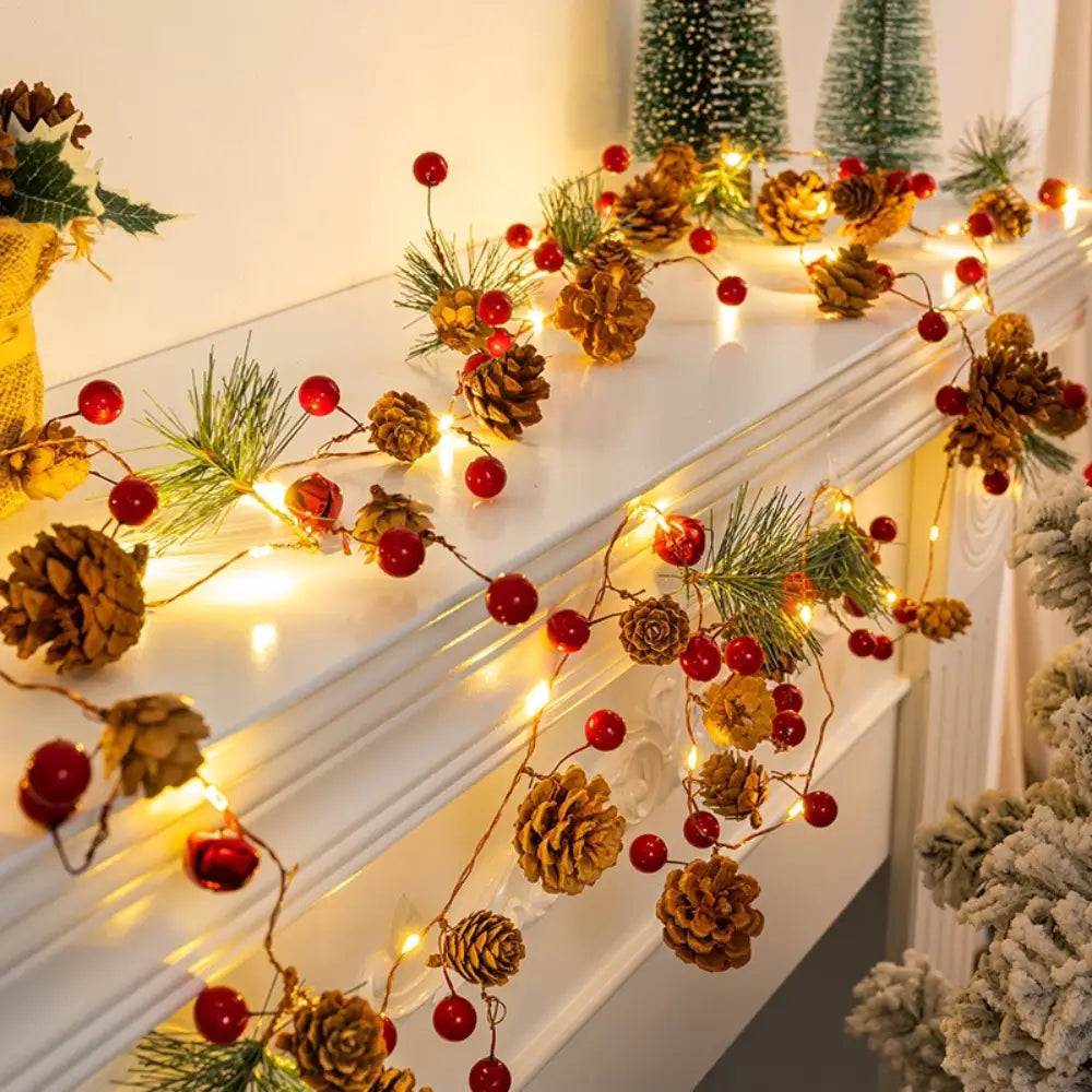 Guirlanda Natalina LED com Pinhas e Frutinhas Vermelhas